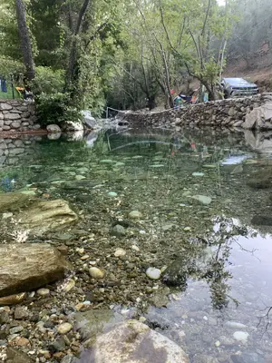 Çam Ormanlarıyla Çevrili Edremit Kamp Alanı Tam Boyutlu Resim: https://kizilkecicamp.com/gallery/IMG_3770.JPG.webp